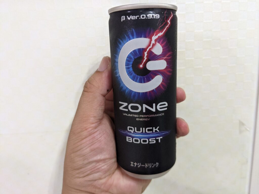 ZONe QUICK BOOST βVer.0.9.19(自販機限定)を手で持っている