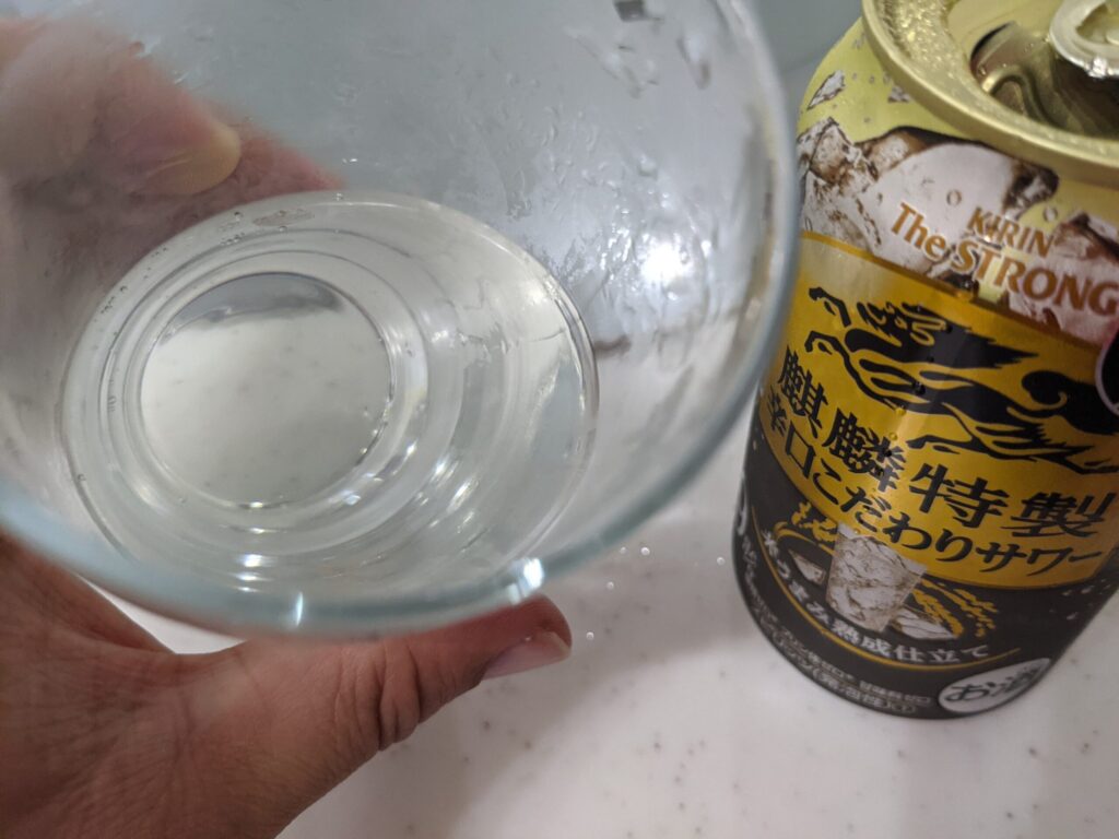 麒麟特製辛口こだわりサワーを飲んでいる