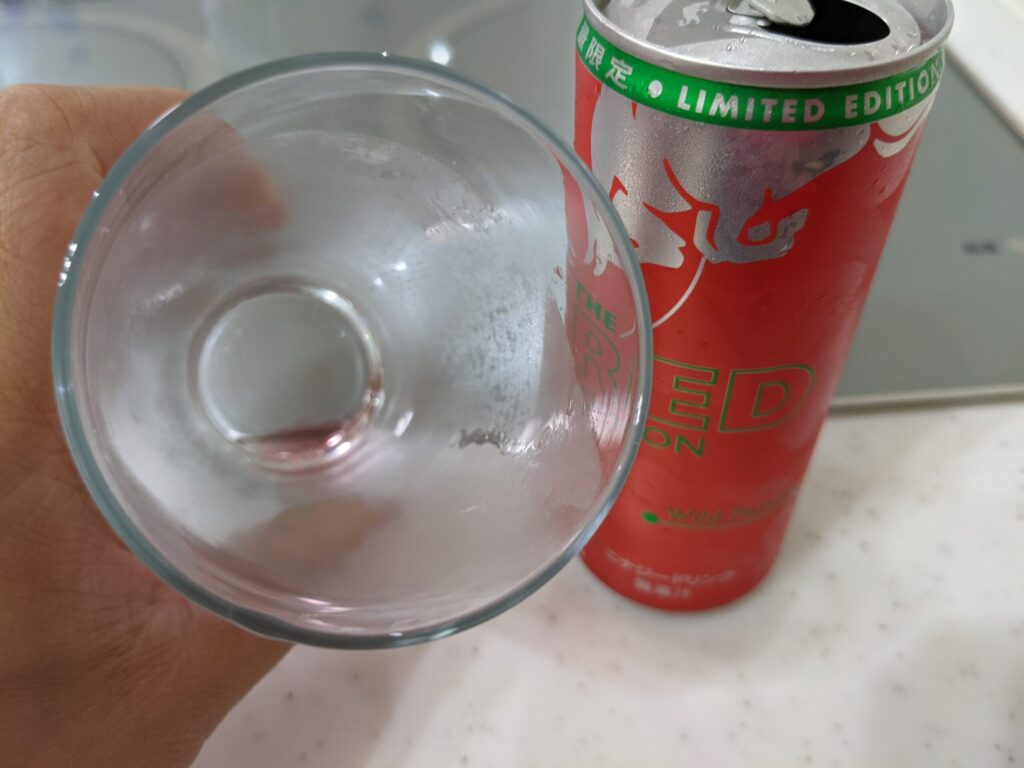 グラスにあったレッドブルレッドエディションを飲み終わったところ