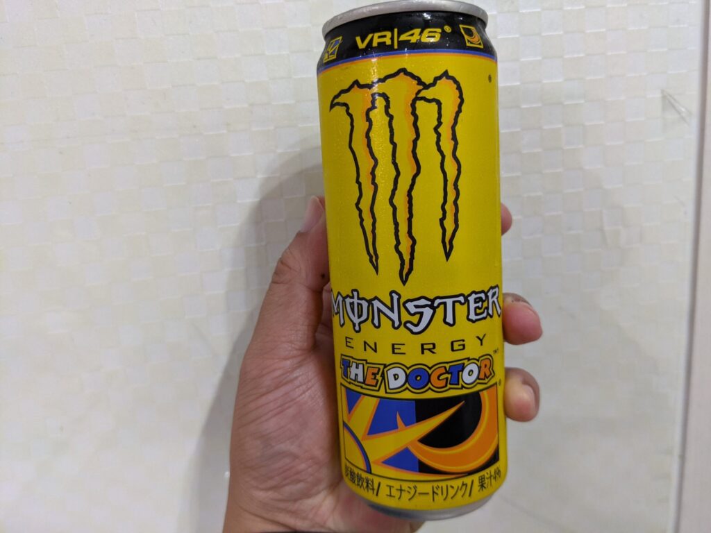 モンスターエナジーザドクター（ロッシ缶）を手で持っている