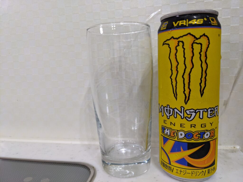 モンスターエナジーザドクター（ロッシ缶）とグラス