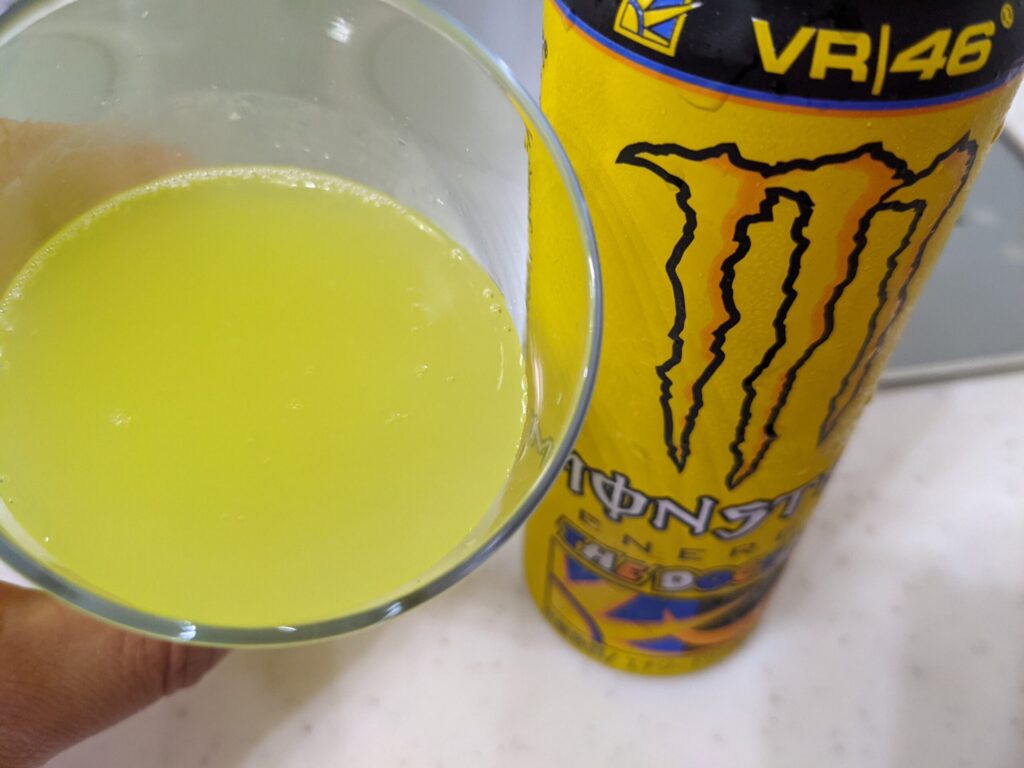 モンスターエナジーザドクター（ロッシ缶）を飲むところ