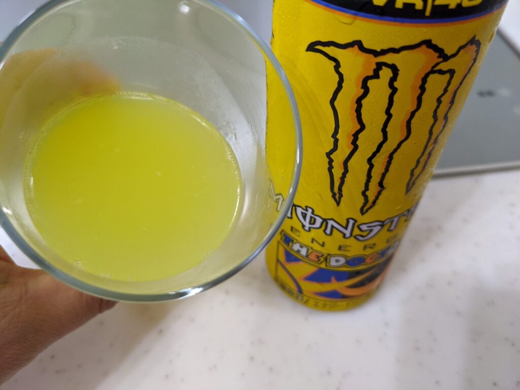 モンスターエナジーザドクター（ロッシ缶）を一口飲んだ後