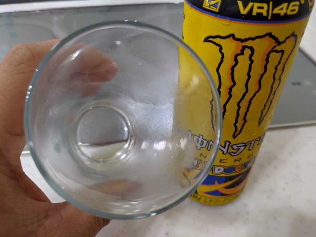 モンスターエナジーザドクター（ロッシ缶）を飲み終えたグラス