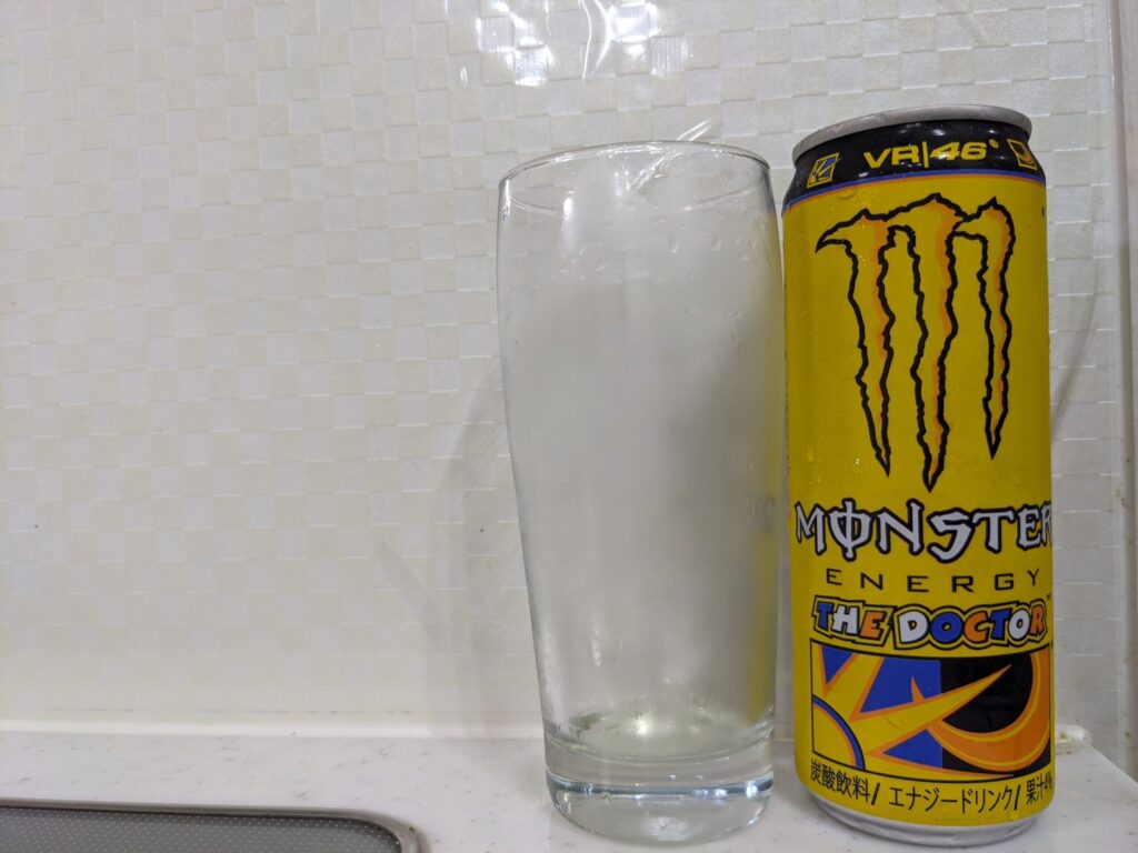 モンスターエナジーザドクター（ロッシ缶）と空になったグラス