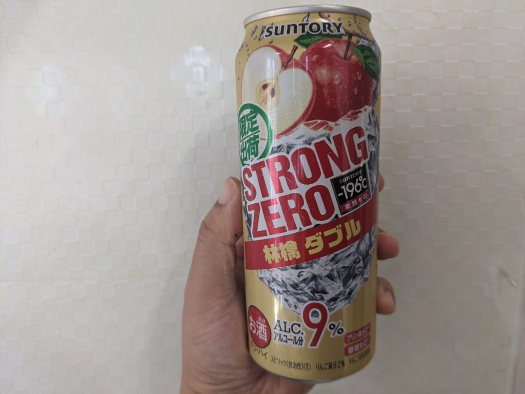 ストロングゼロ林檎ダブルを手で持っている