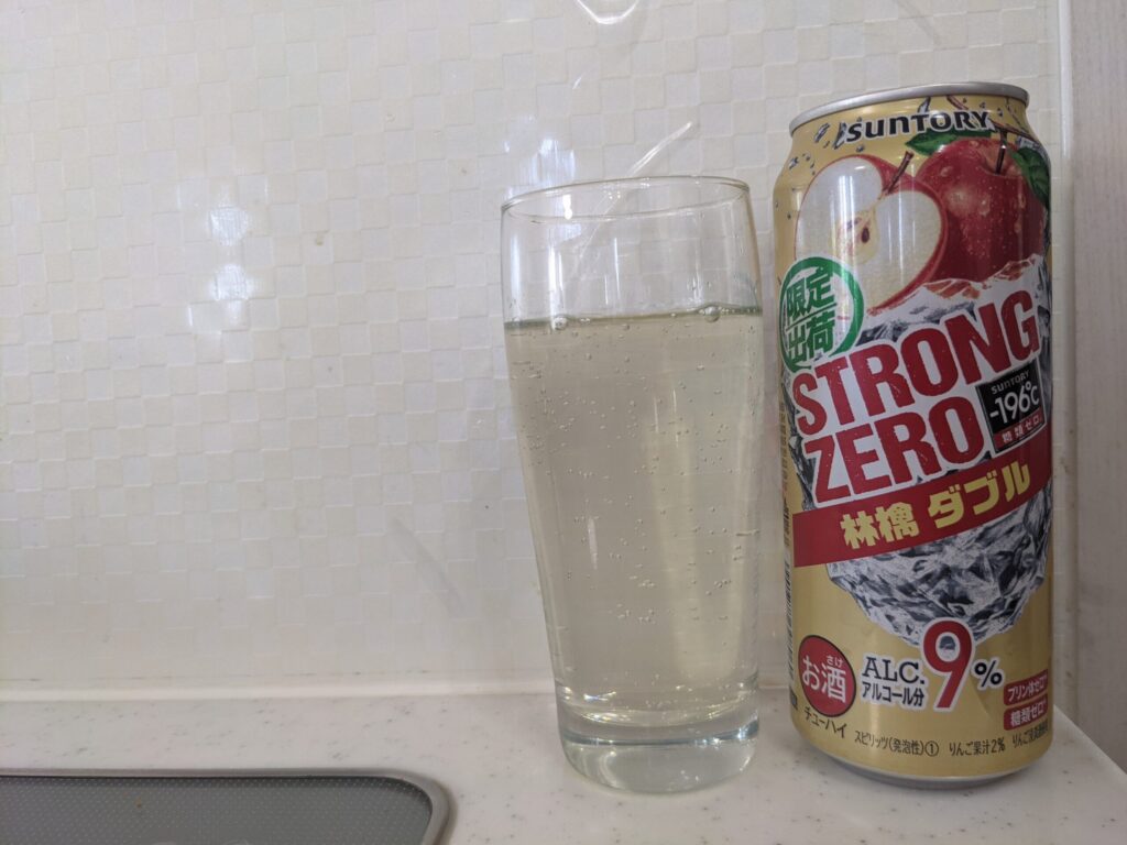 グラスに入ったストロングゼロ林檎ダブルと缶