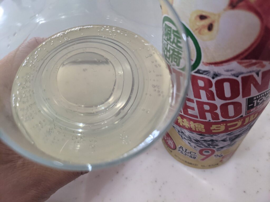 ストロングゼロ林檎ダブルを飲むところ