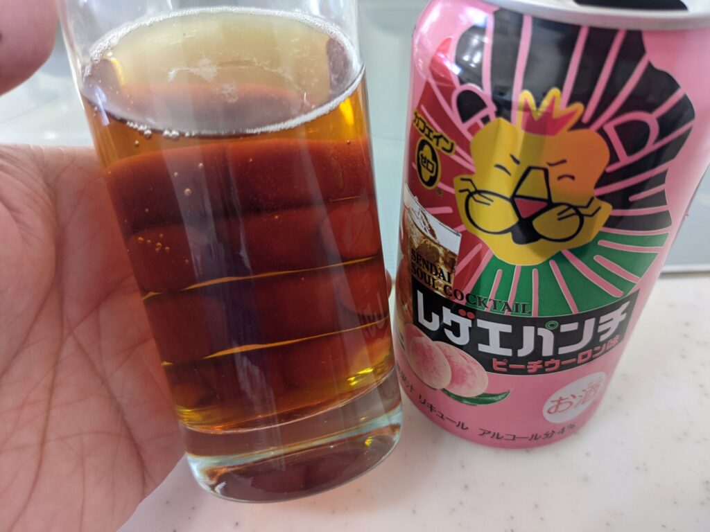 グラスに入ったレゲエパンチ（合同酒精）を飲んだところ