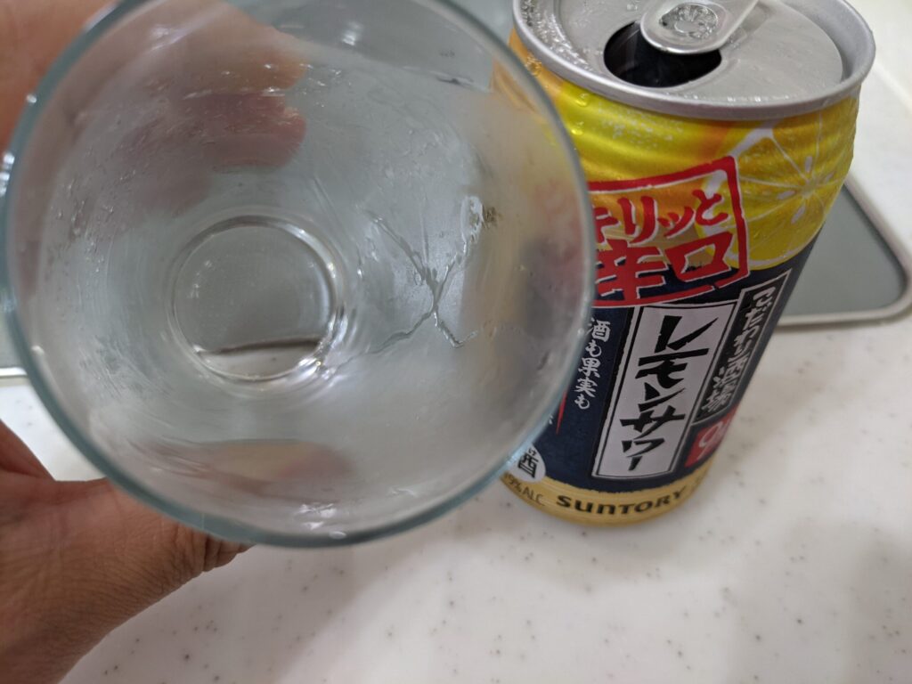 「こだわり酒場のレモンサワーキリッと辛口」が飲み終わったグラス