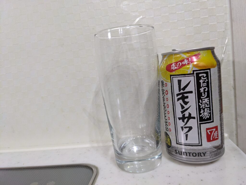 グラスと缶のこだわり酒場のレモンサワー