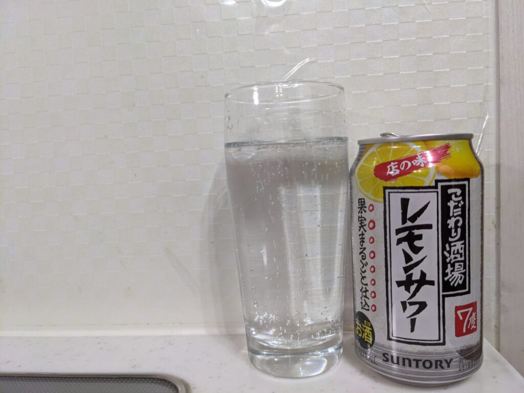 こだわり酒場のレモンサワーが注がれたグラスと缶