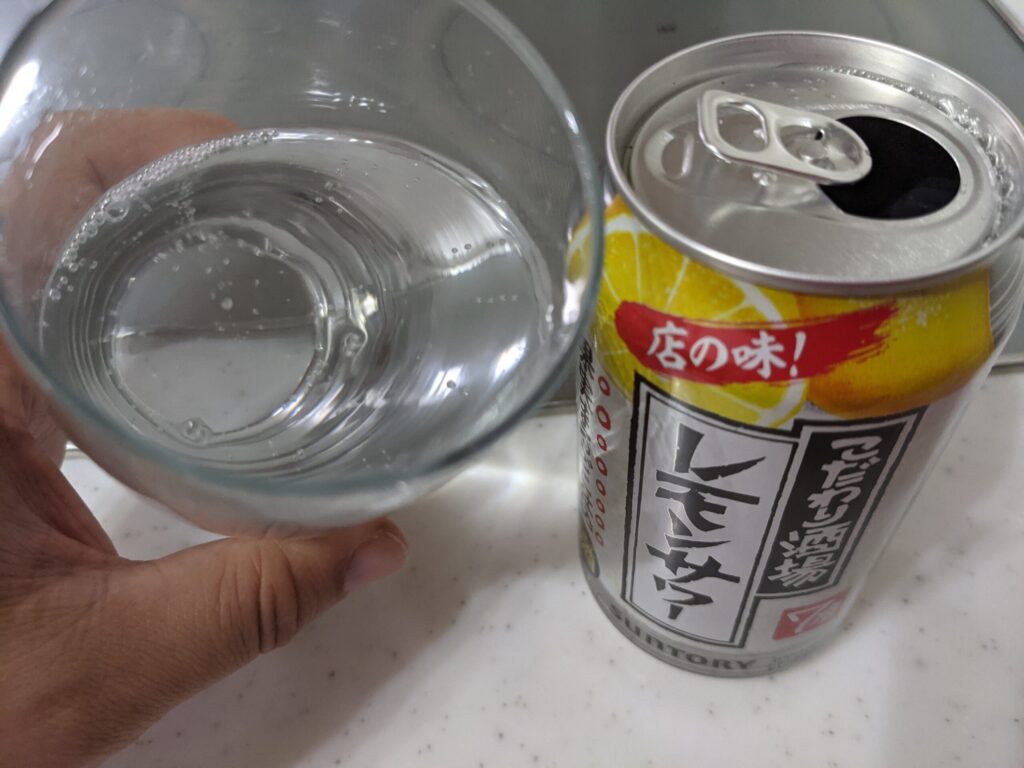 グラスに入ったこだわり酒場のレモンサワーを一口飲んだところ