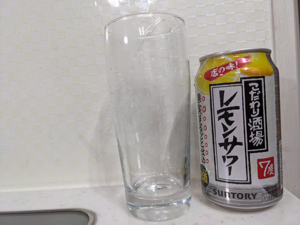 こだわり酒場のレモンサワーが飲み終わったグラスと空き缶