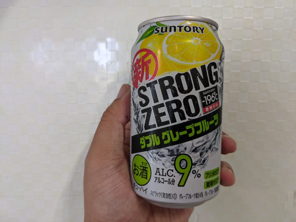 ストロングゼロダブルグレープフルーツを手で持っている