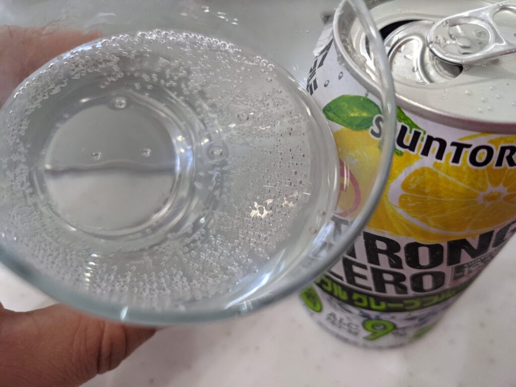 ストロングゼロダブルグレープフルーツを飲むところ