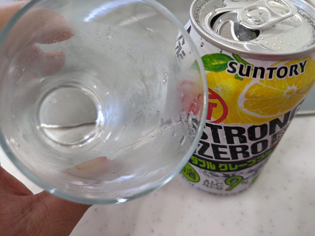 ストロングゼロダブルグレープフルーツを飲み終わったグラス