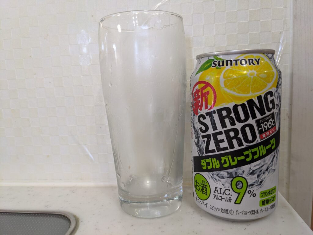 ストロングゼロダブルグレープフルーツが飲み終わったグラスと空き缶