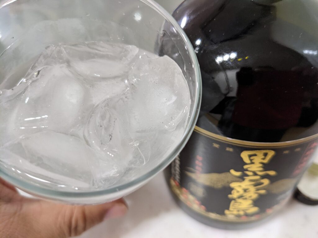 「黒霧島」を飲むところ