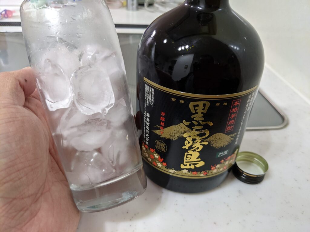 「黒霧島」が飲み終わり氷だけになったグラス