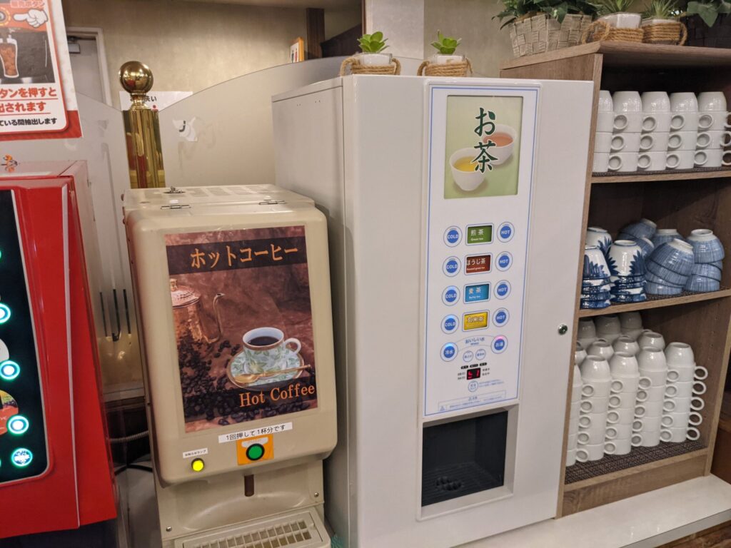 お茶とコーヒーを出す機械