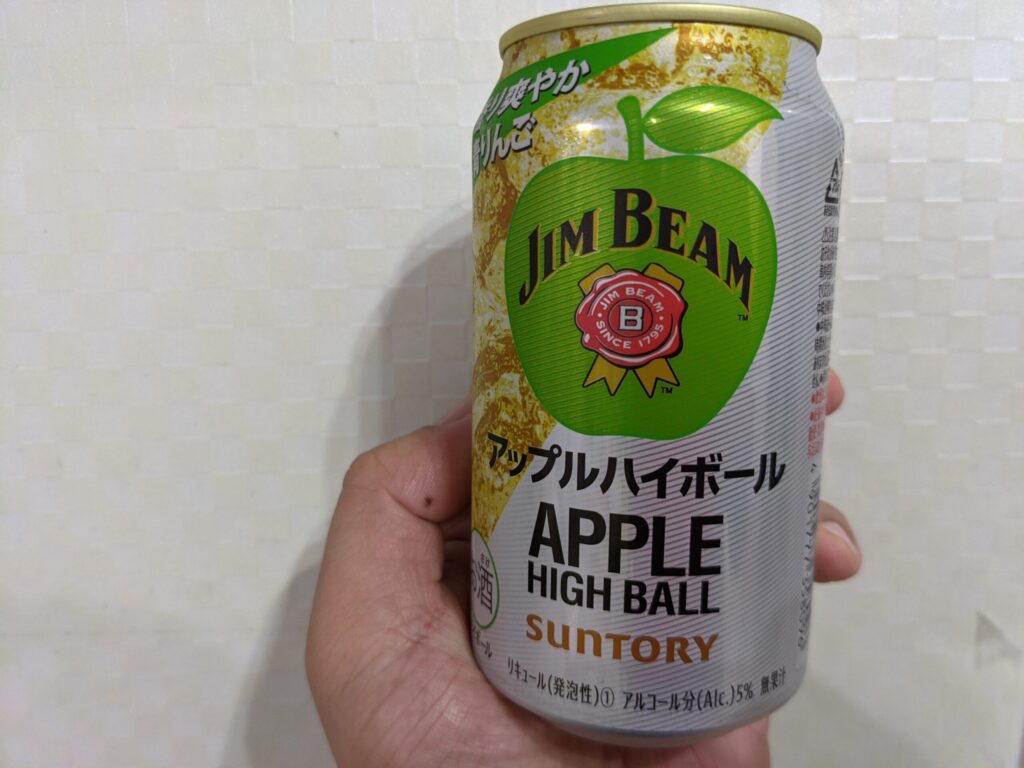 「アップルハイボール（ジムビーム）缶」を手で持っている