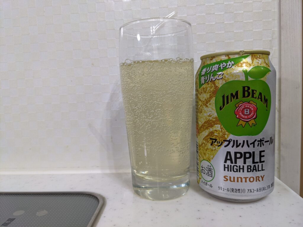 グラスに注いだ「アップルハイボール（ジムビーム）」とその空き缶