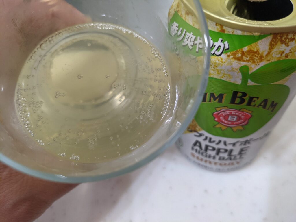 グラスに注いだ「アップルハイボール（ジムビーム）」を一口飲んだところ