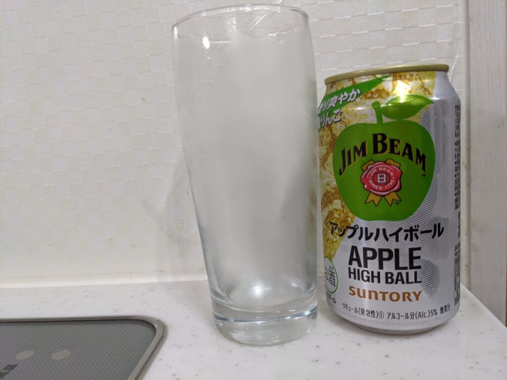 「アップルハイボール（ジムビーム）」が飲み終わったグラスとその空き缶