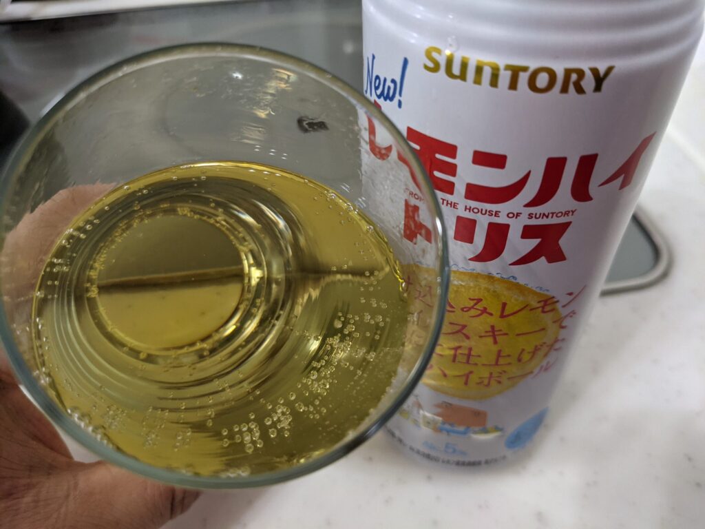 「レモンハイトリス」を飲むところ