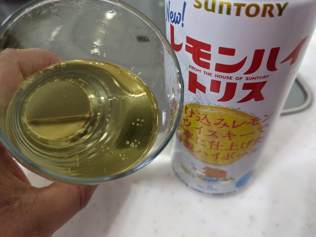 「レモンハイトリス」を一口飲んだところ