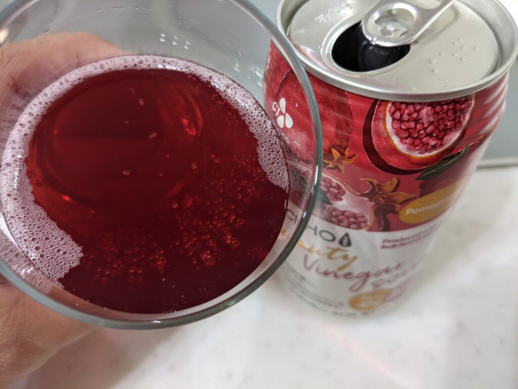 美酢「ビューティービネガーサワーざくろ」を飲むところ