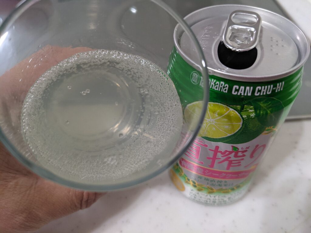 「直搾り沖縄産シークヮーサー」を飲むところ