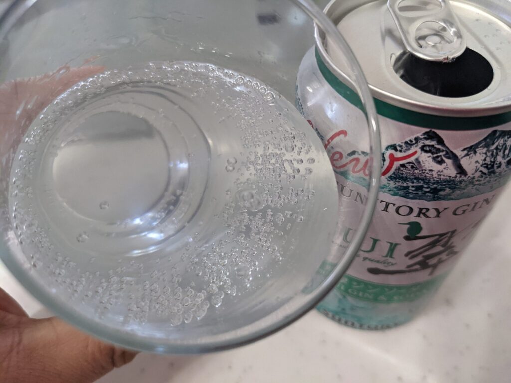 「翠ジンソーダ」を飲むところ