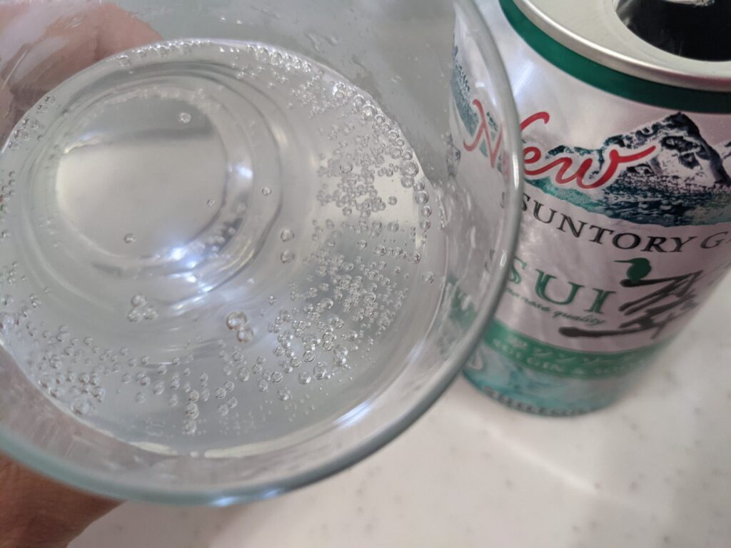 「翠ジンソーダ」を一口飲んだところ