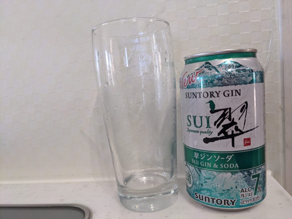 「翠ジンソーダ」を飲み終えたグラスとその空き缶