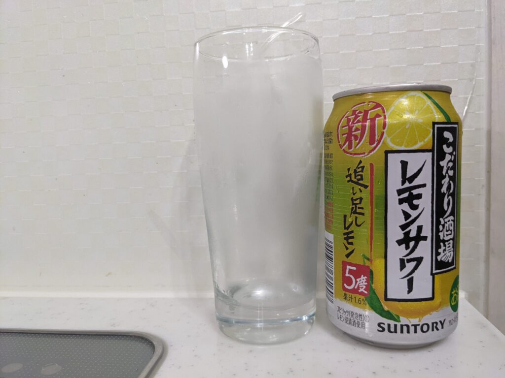 「追い足しレモン（こだわり酒場レモンサワー）」を飲み終えたグラスとその空き缶