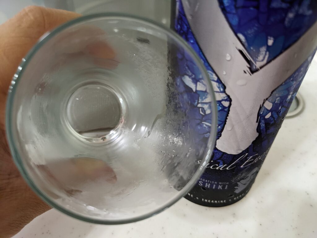 リアルゴールドyを飲み終えたグラス